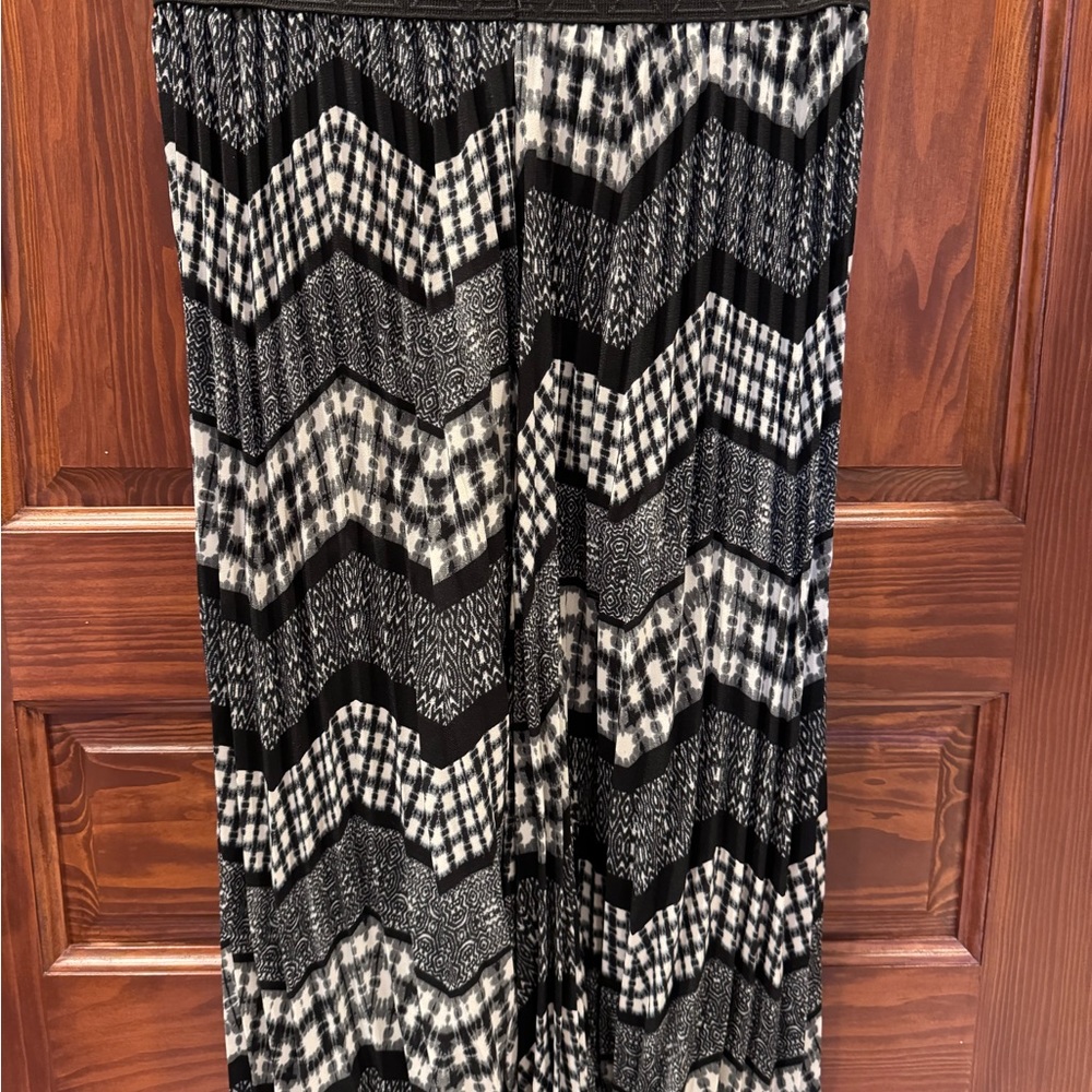 Brand New LuLaRoe Black/White/Grey Below The Knee Pleated Jill Skirt